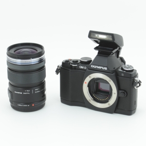 OLYMPUS OM-D E-M5レンズキット (ブラック)