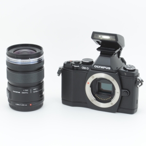 OLYMPUS OM-D E-M5レンズキット (ブラック)