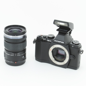 OLYMPUS OM-D E-M5レンズキット (ブラック)