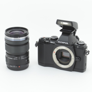 OLYMPUS OM-D E-M5レンズキット (ブラック)