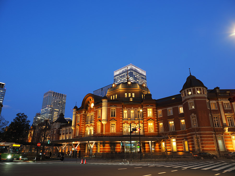 東京駅外夜