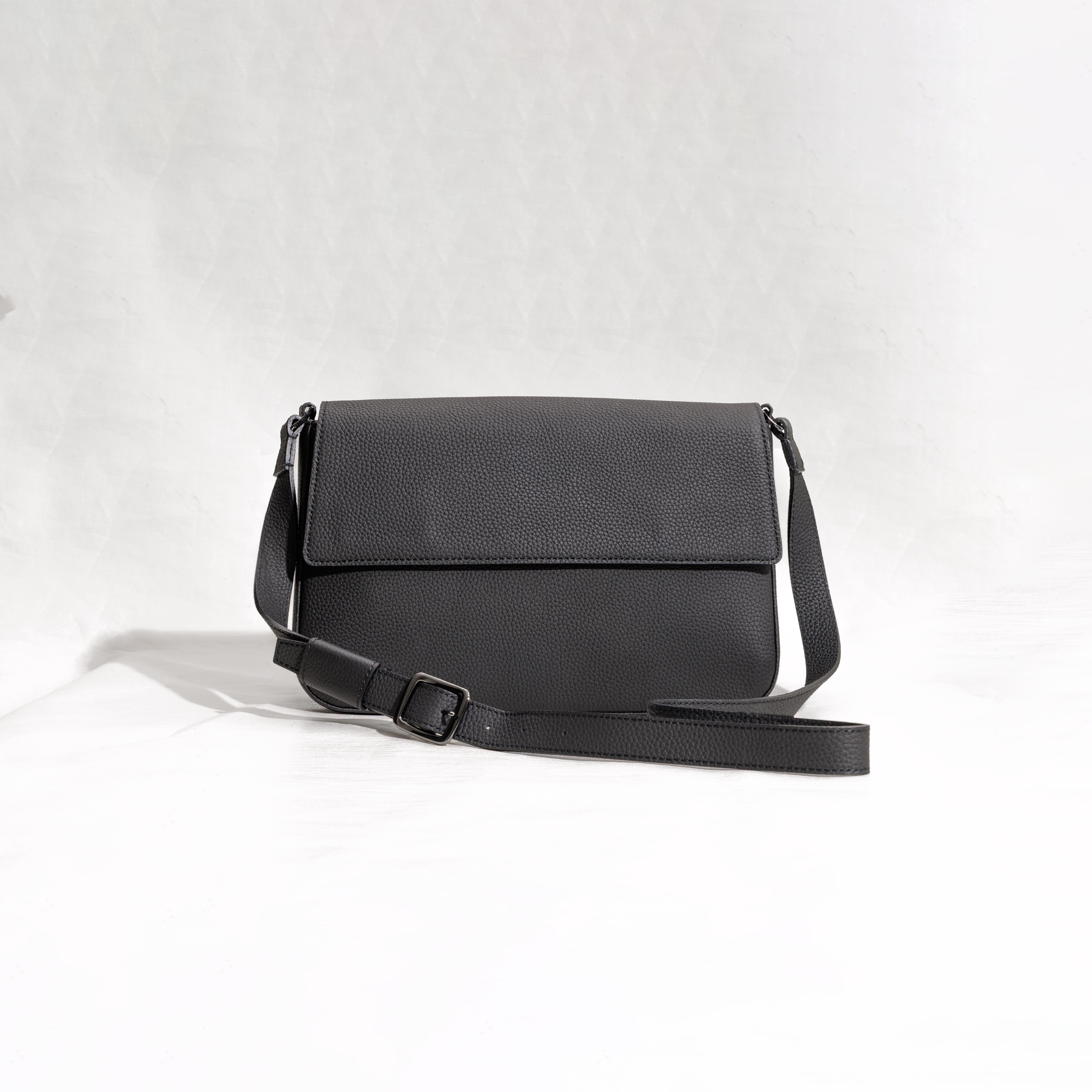 Anmut Elegance Leather Bag