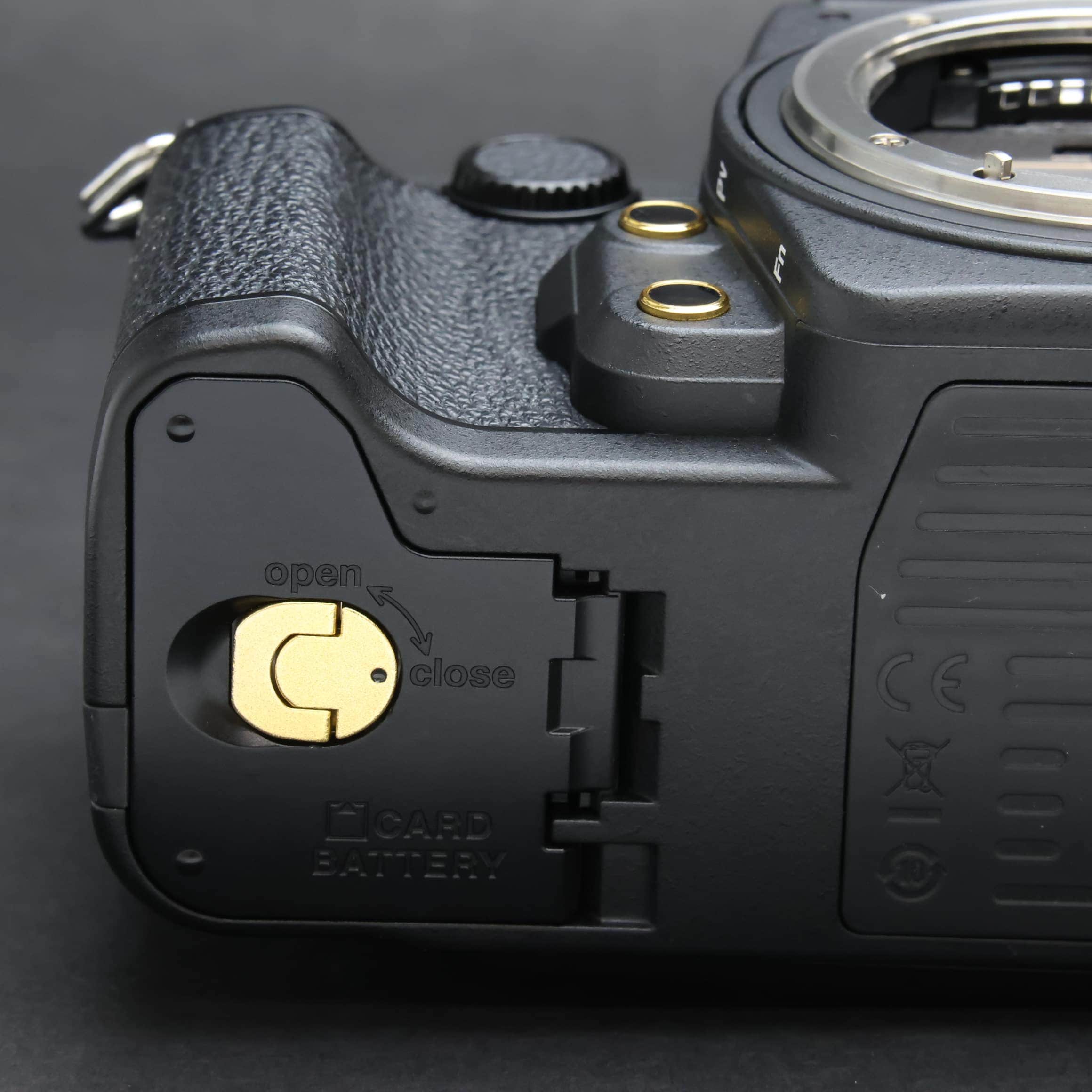 【中古】「非常に良い」Nikon デジタル一眼レフカメラ Df 50mm f/1.8G Special Gold Editionキット ブラック DFLKBKGE ニコン Df 50mm f/1.8G Special Gold Edition キット 価格比較 - 価格.com