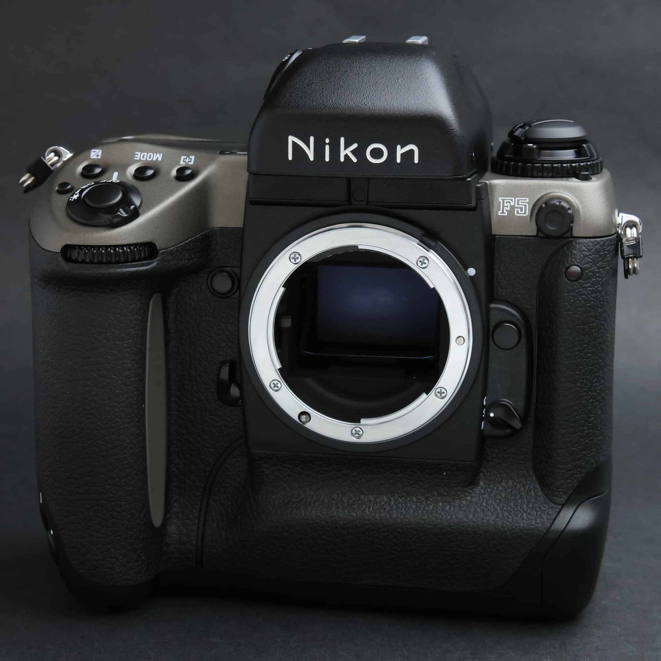 Nikon F5 一眼レフフィルムカメラ　元箱付 美品 Nikon F5 一眼レフフィルムカメラ 元箱付 美品 中古】Nikon ニコン F5