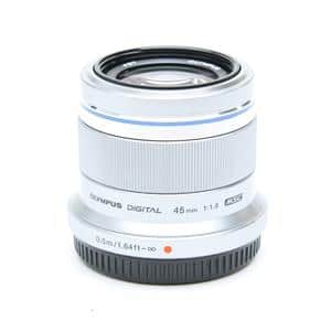 OLYMPUS M ZUIKO DIGITAL 45mm f1,8シルバー Olympus M.Zuiko Digital 45mm f/1.8 Lens (Silver) V311030SU000