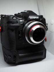 新品)OM SYSTEM（オーエムシステム） パワーバッテリーホルダー HLD-10