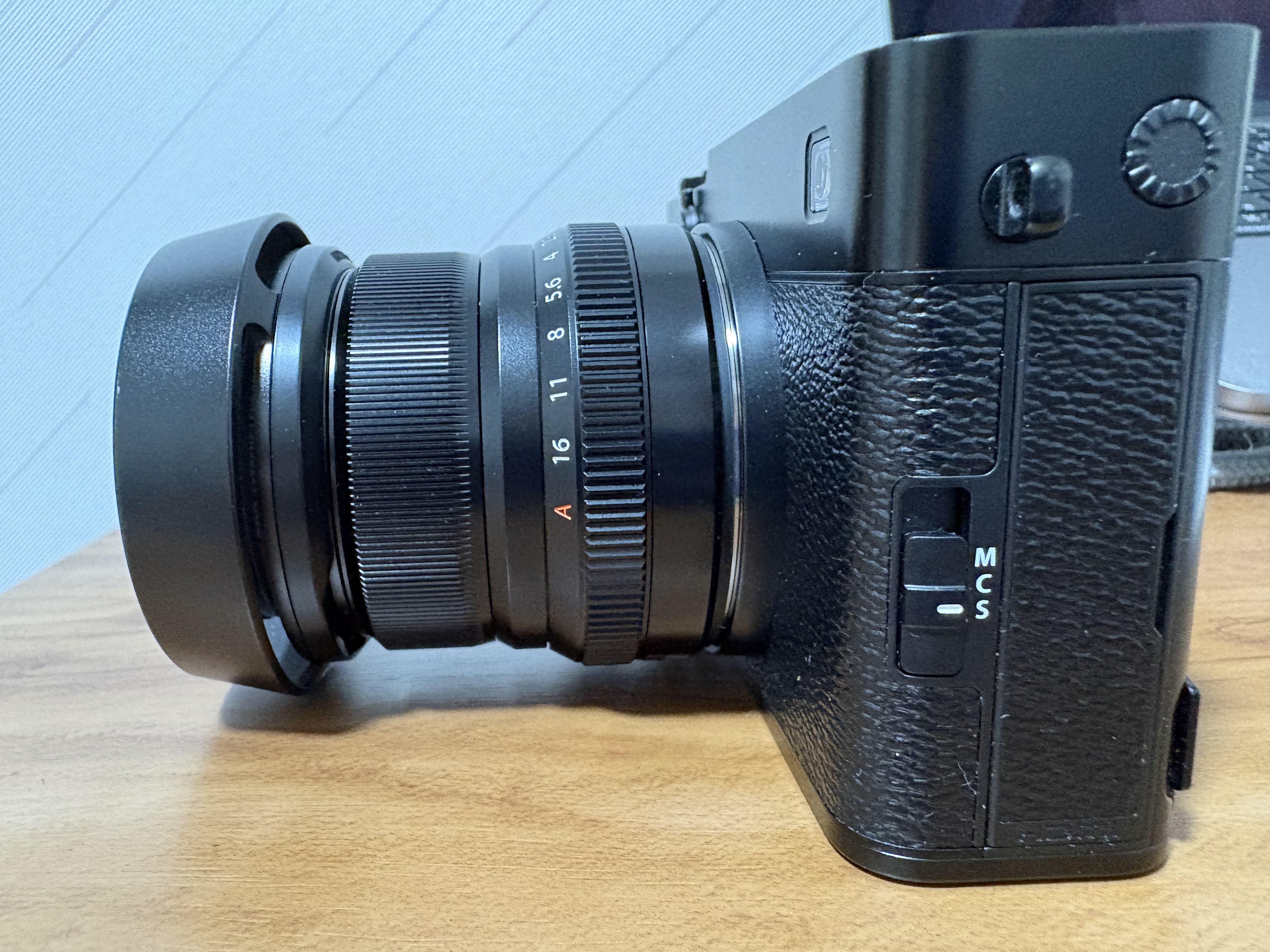 単焦点レンズ XF35mm F2 R WR 純正レンズフードセット ミニレポート：気分を高める純正スリットフード。ルックスと効果を検証